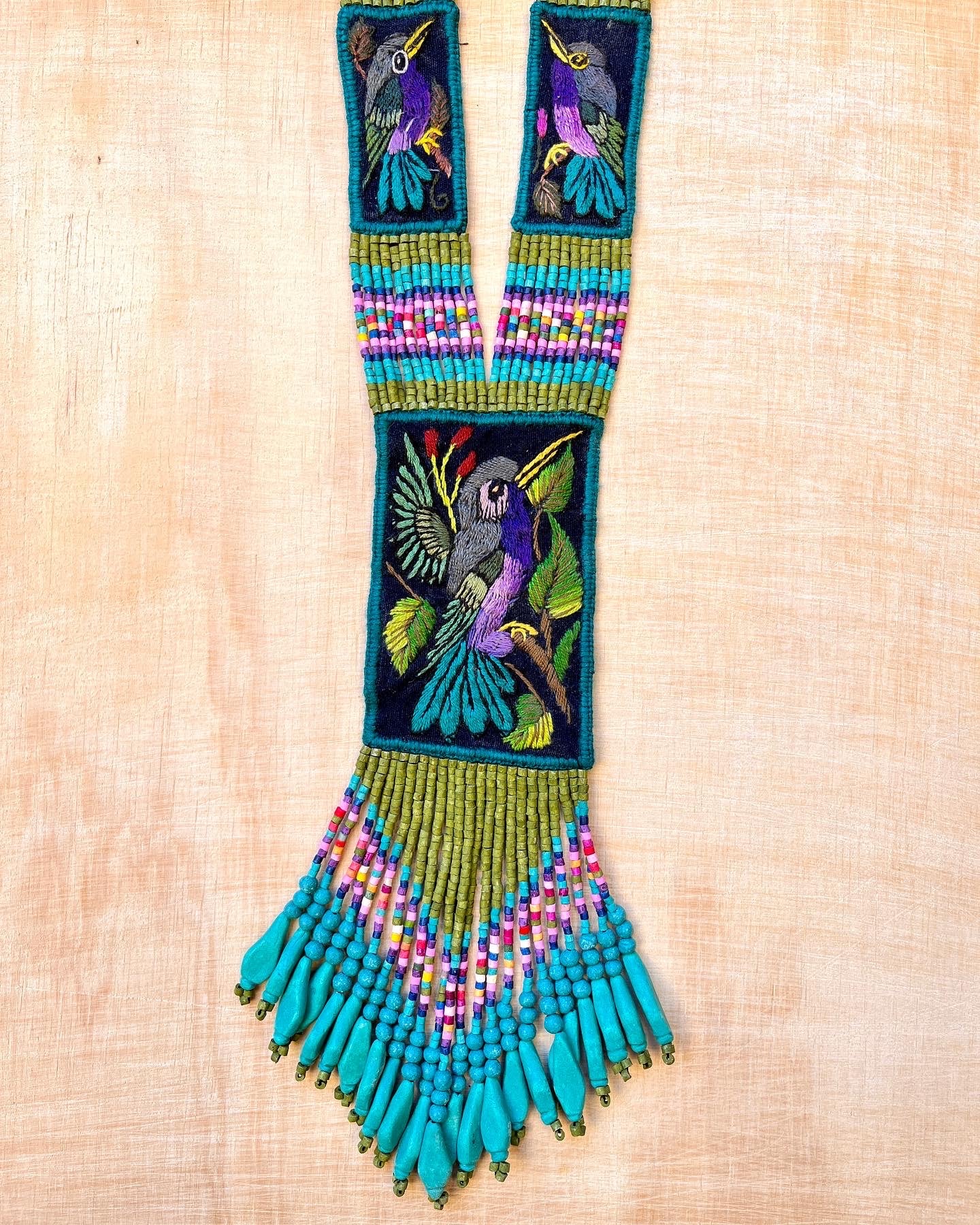 Collares de corbata con pájaros bordados y cadenas de cuentas - "Pájaros de Korbata"