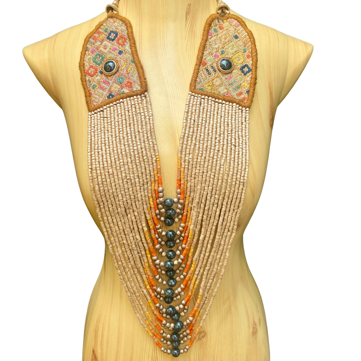 Textil Vintage con Pecheras de Jade - "Jade Exclusiva"