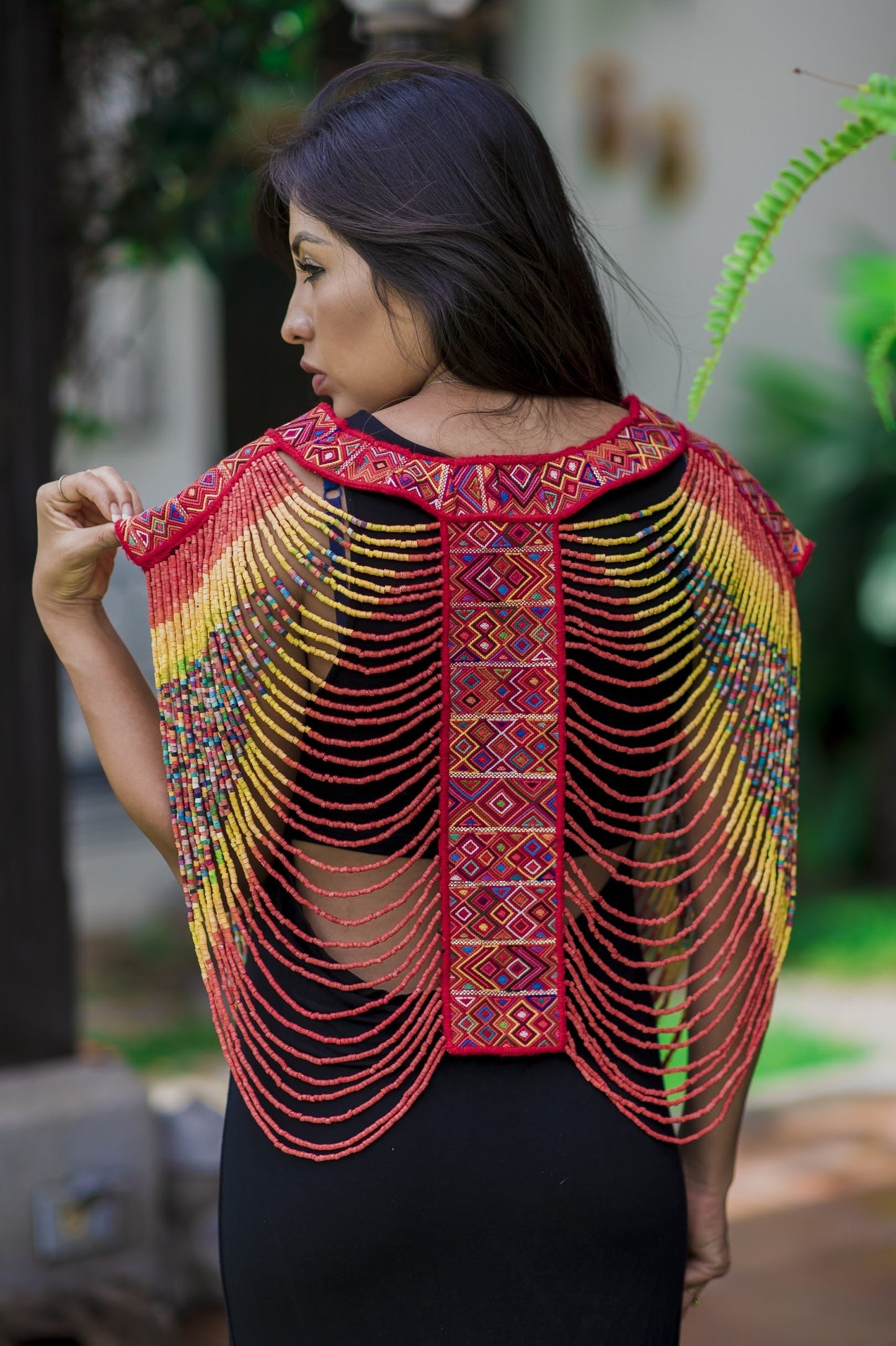 Poncho Ceremonial Textil con Cadenas de Cuentas - "Guerrero Rojo"