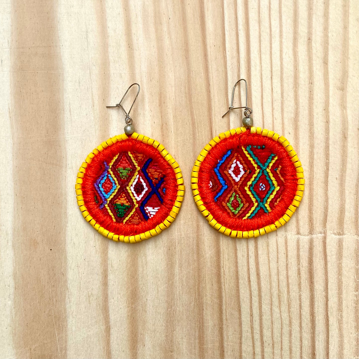 Pendientes ligeros, bordados, con borde de cuentas - "Redondo", hechos a mano