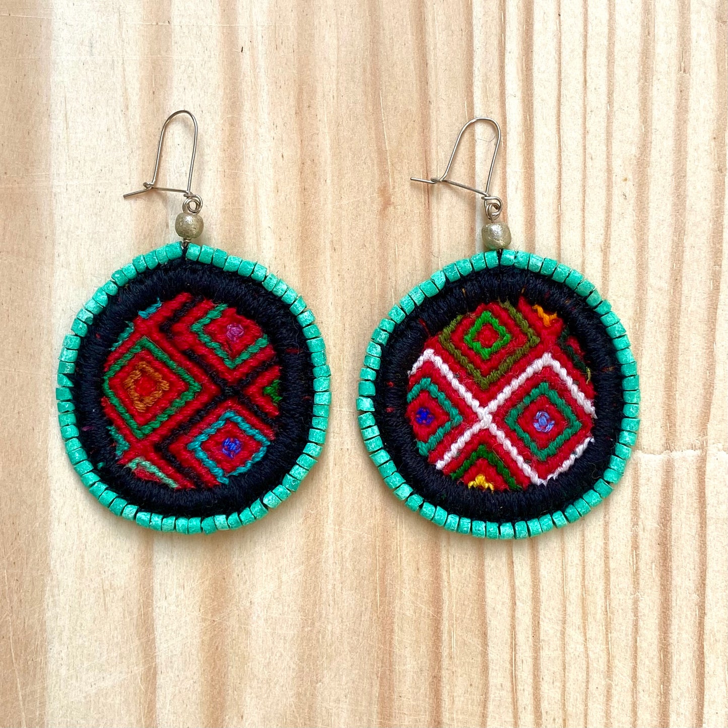 Pendientes ligeros, bordados, con borde de cuentas - "Redondo", hechos a mano