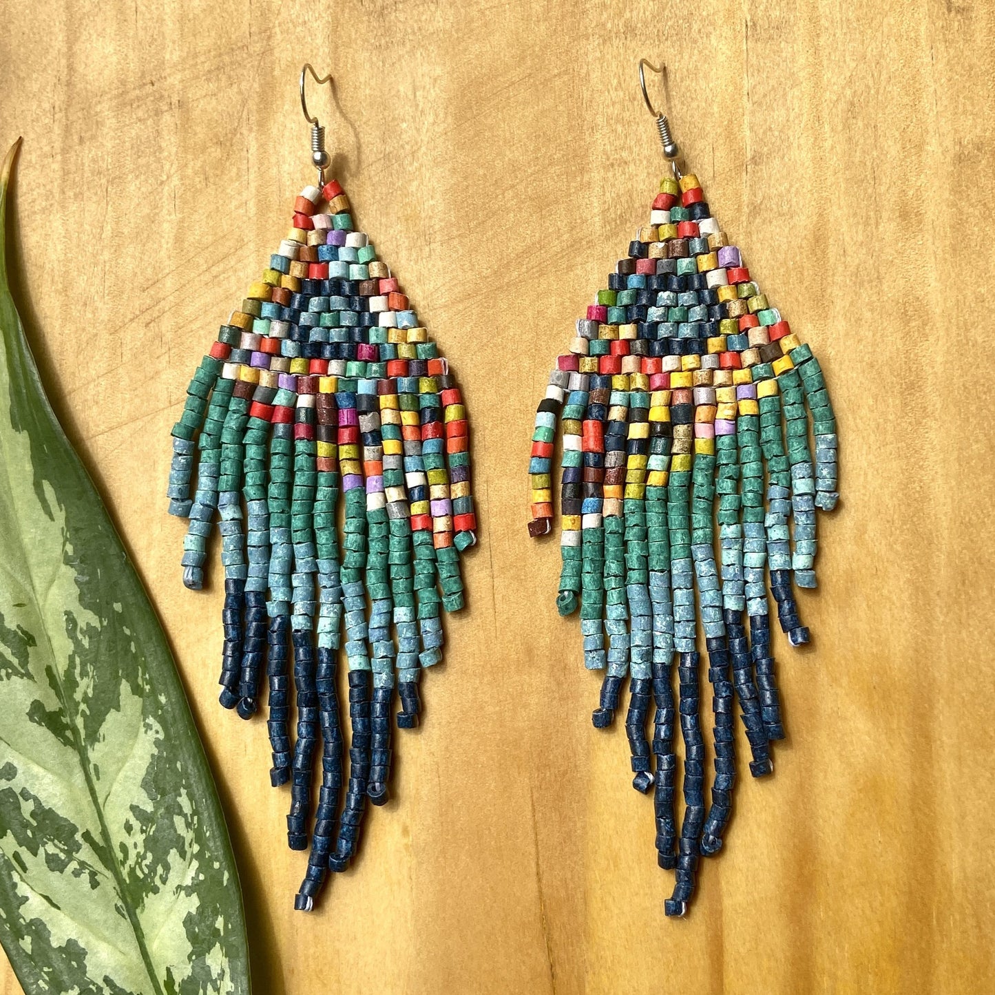 Aretes largos con flecos - "Tikal Synergy Rainbow", hechos a mano