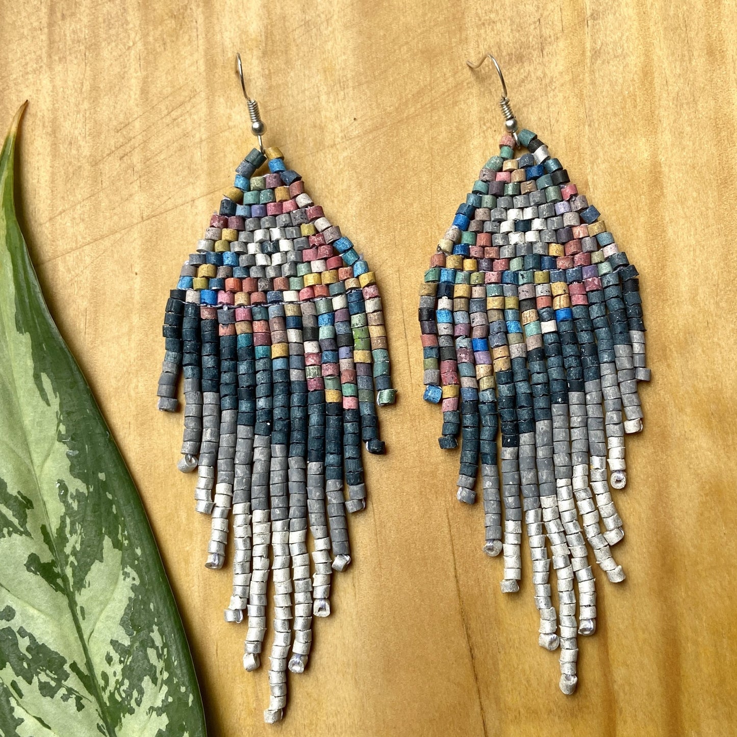 Aretes largos con flecos - "Tikal Synergy Rainbow", hechos a mano