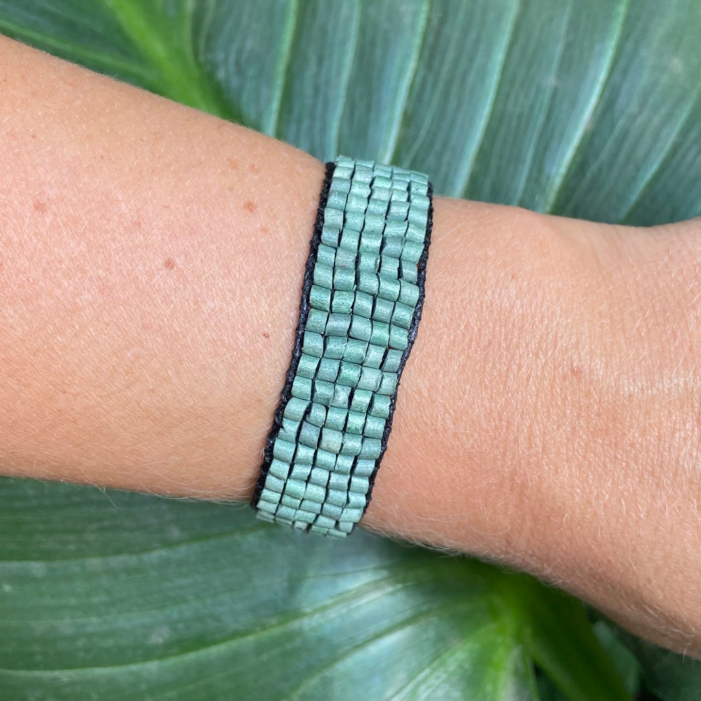 Pulsera tejida con cuentas - "Tejido", hecha a mano