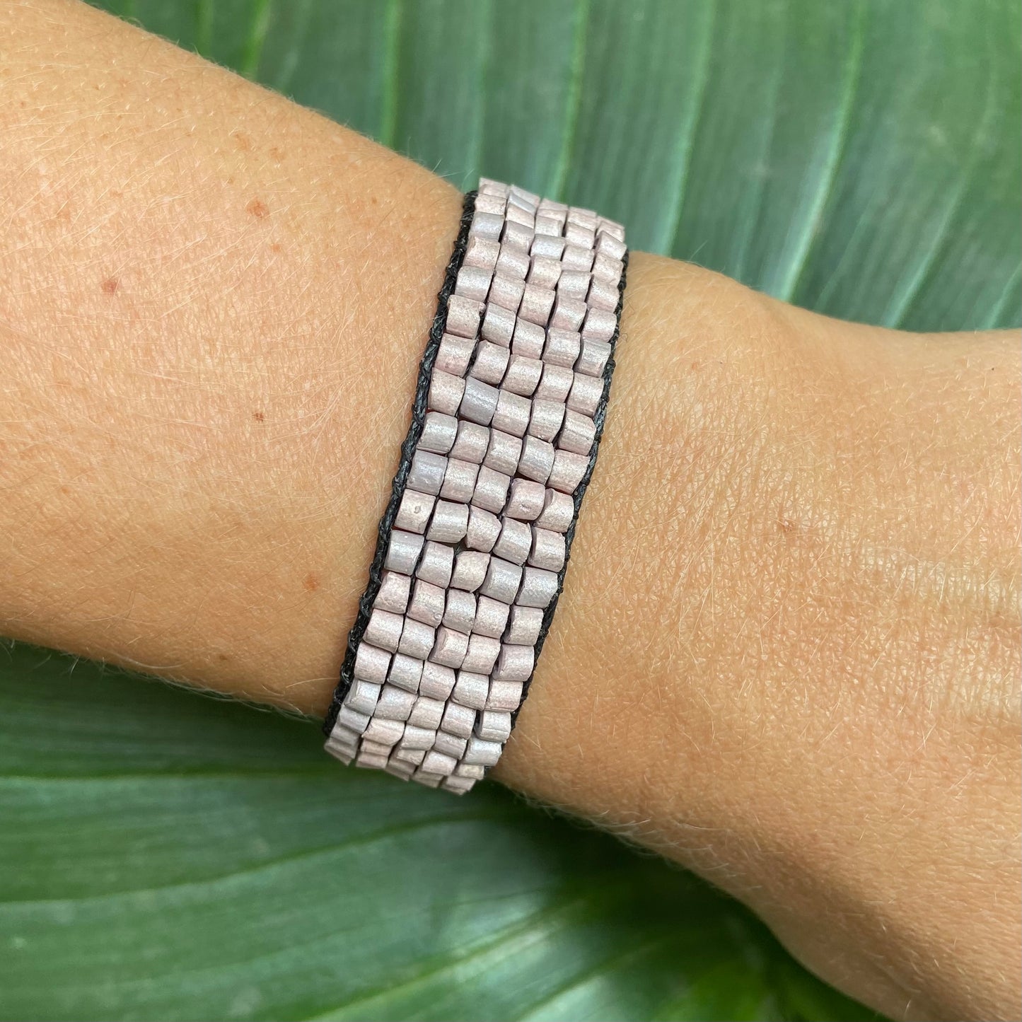Pulsera tejida con cuentas - "Tejido", hecha a mano