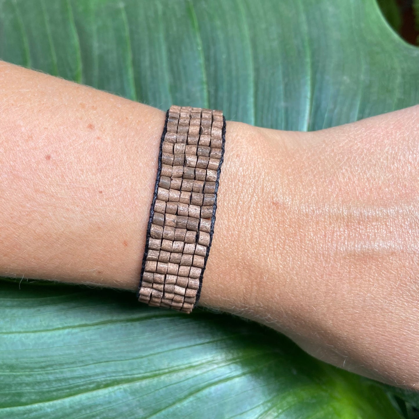 Pulsera tejida con cuentas - "Tejido", hecha a mano