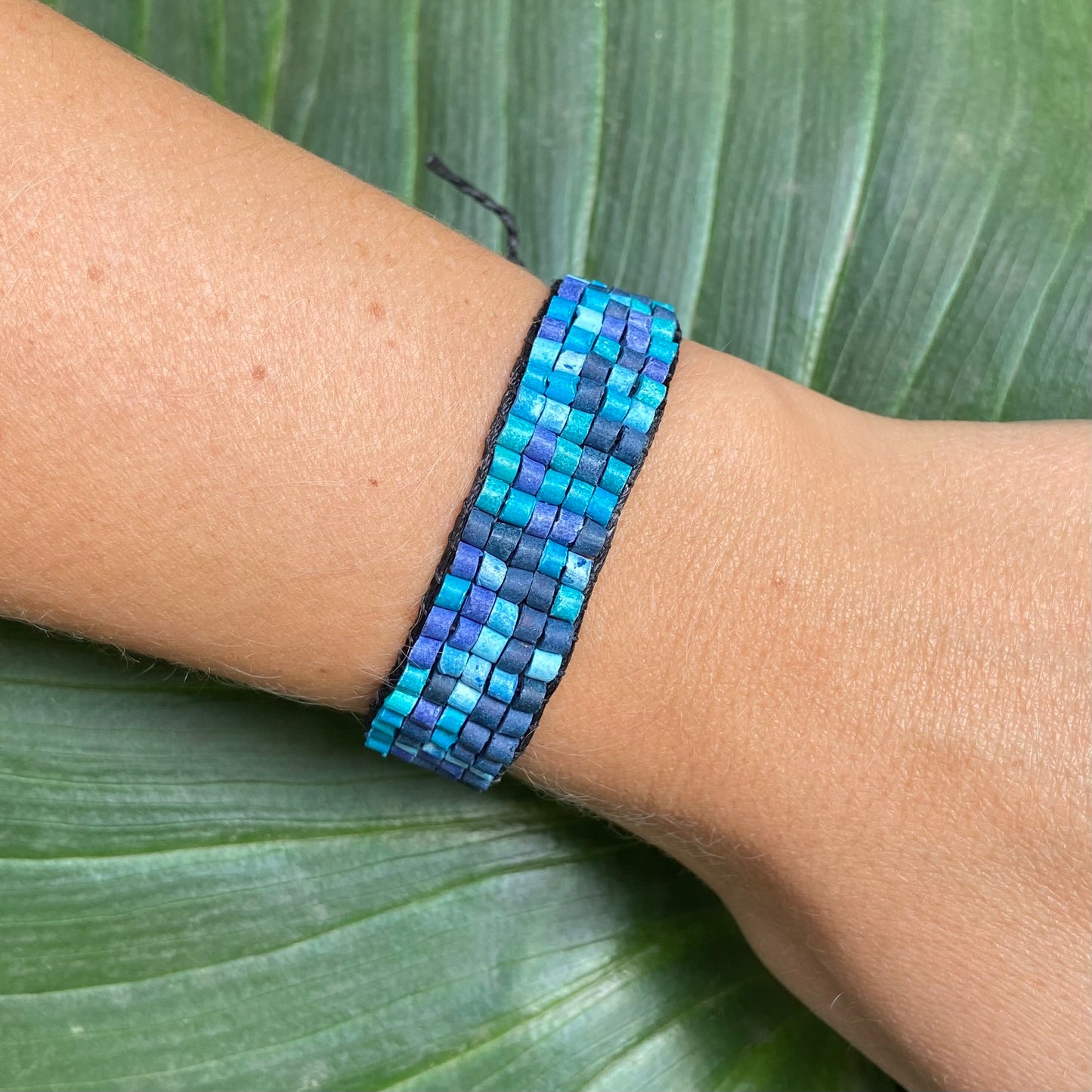 Pulsera tejida con cuentas - "Tejido", hecha a mano