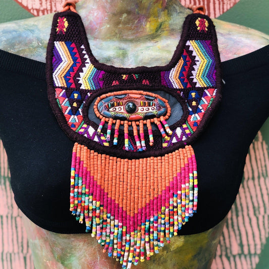 Collar de Textil Bordado con Escultura y Jade - "Ojo Cósmico"