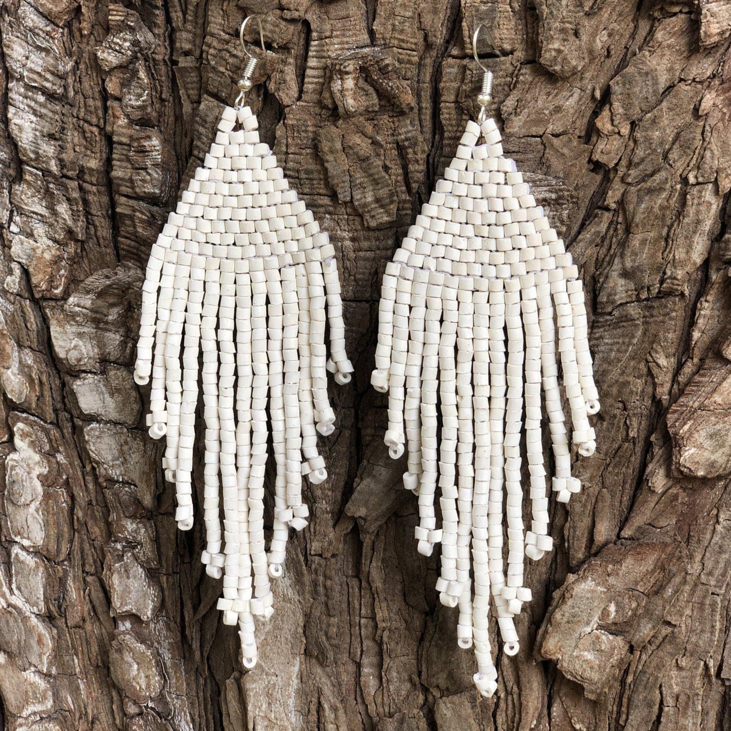 Pendientes colgantes largos con cuentas - "Tikal Jun White", hechos a mano