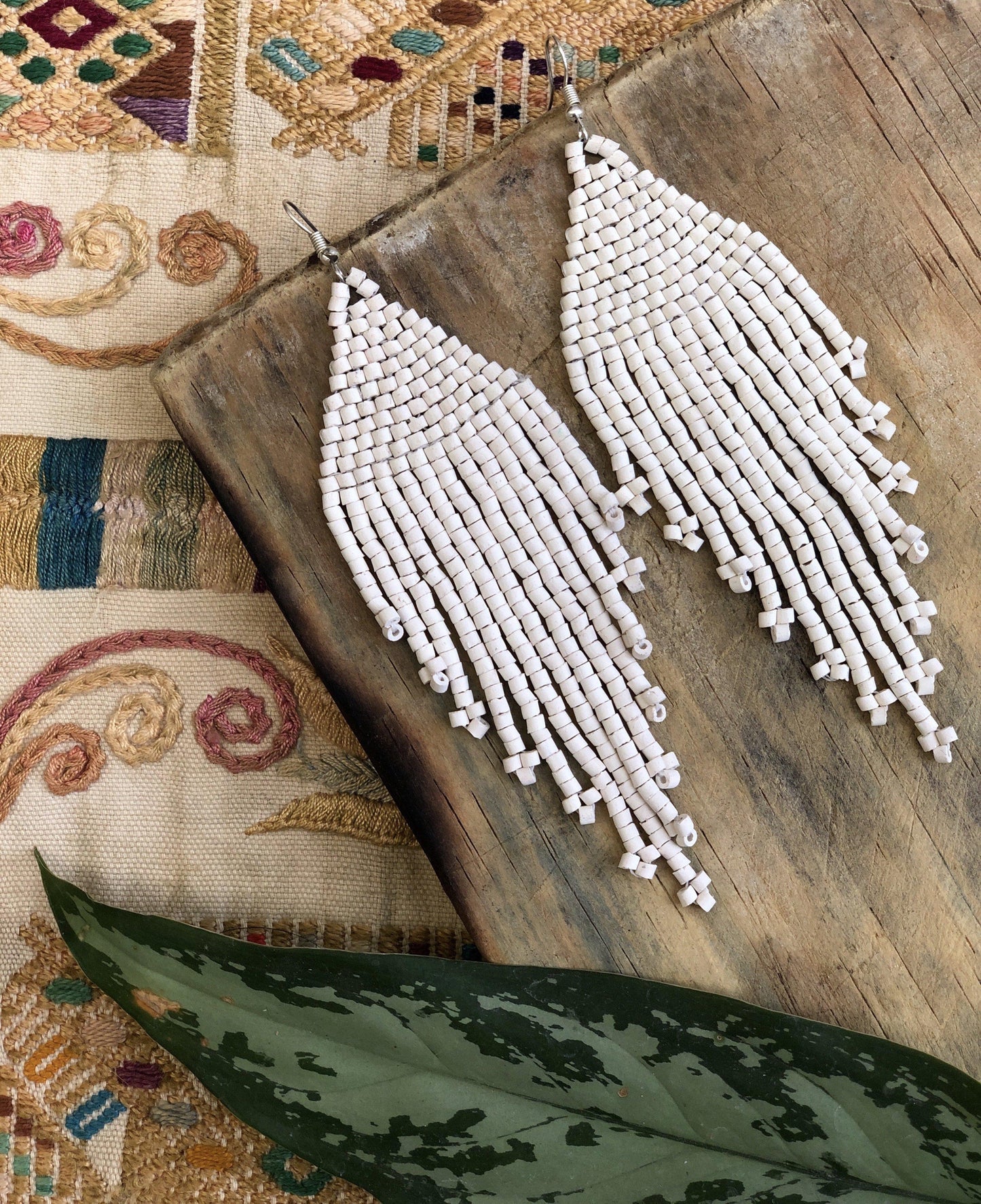 Pendientes colgantes largos con cuentas - "Tikal Jun White", hechos a mano