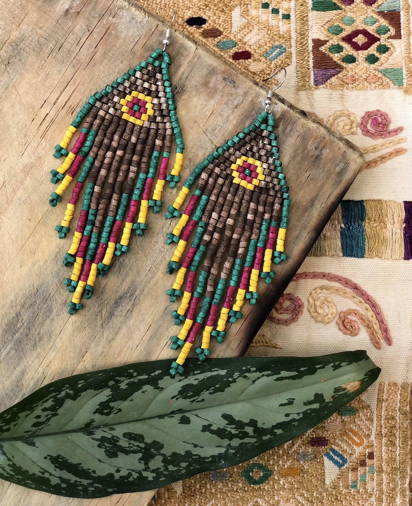 Pendientes colgantes largos con cuentas - "Tikal Spot", hechos a mano
